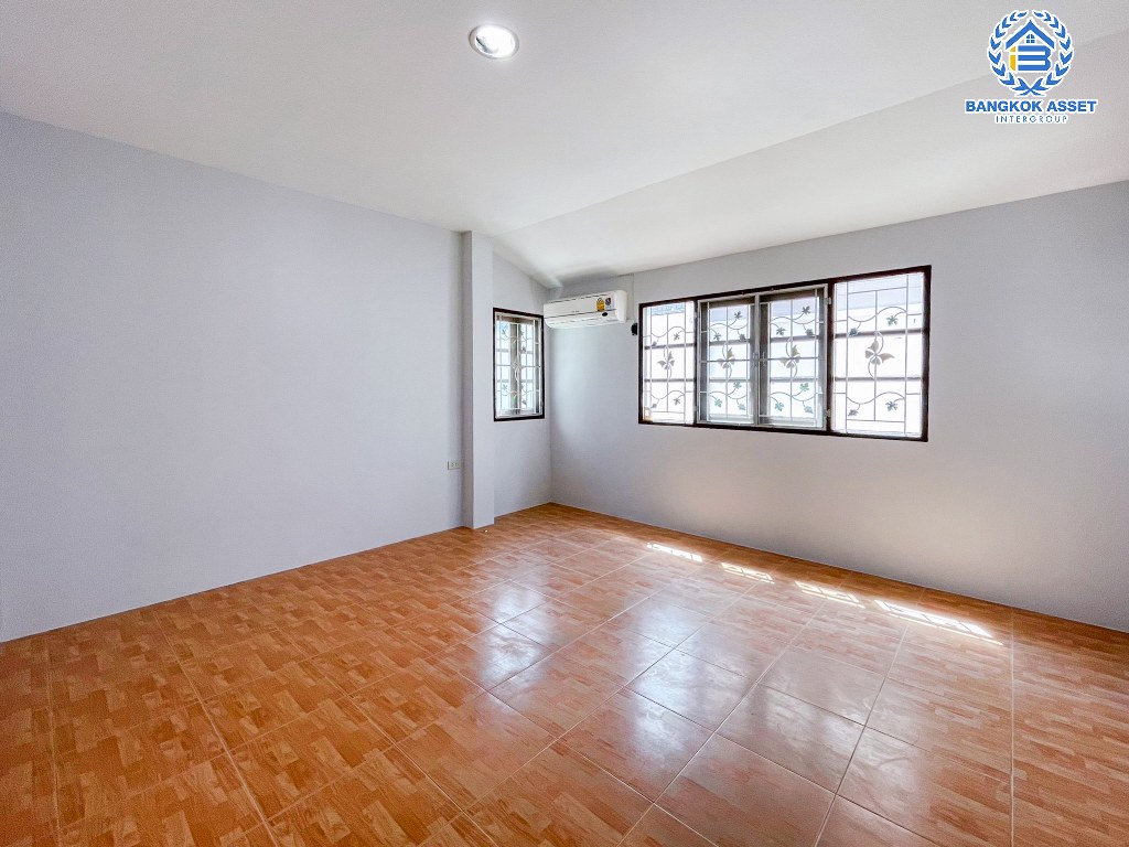 *****บ้านแฝดมือสอง โครงการ ภิรมย์การ์เด้นโฮม บางกรวย-ไทรน้อย เนื้อที่กว้าง 36 ตร.ว. ฟังก์ชัน 4 ห้องนอน 2 ห้องน้ำ 2 ที่จอดรถ บ้านสภาพเหมือนใหม่ บรรยากาศมีความเป็นส่วนตัว พร้อมเข้าอยู่ บนทำเลเดินทางสะดวก เชื่อมต่อถนนราชพฤกษ์ ถนนรัตนาธิเบศร์ ถนนบางกรวย-ไทรน้อย