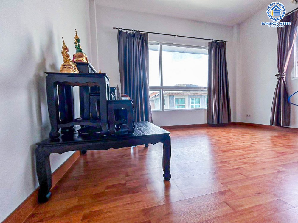 *****บ้านเดี่ยว 3 ชั้นมือสอง โครงการ คาซ่าพรีเมี่ยม ราชพฤกษ์-พระราม5 เนื้อที่ 50.40 ตร.ว. ฟังก์ชัน 4 ห้องนอน 5 ห้องน้ำ 2 ที่จอดรถ บ้านเดี่ยวหลังใหญ่ ตอบโจทย์ทุกไลฟ์สไตล์ ทำเลโครงการติดถนนใหญ่ เชื่อมต่อรัตนาธิเบศร์ ถนนราชพฤกษ์ ใกล้รถไฟฟ้าสายสีม่วง "สถานีบางพลู" และทางด่วน "ศรีรัช"