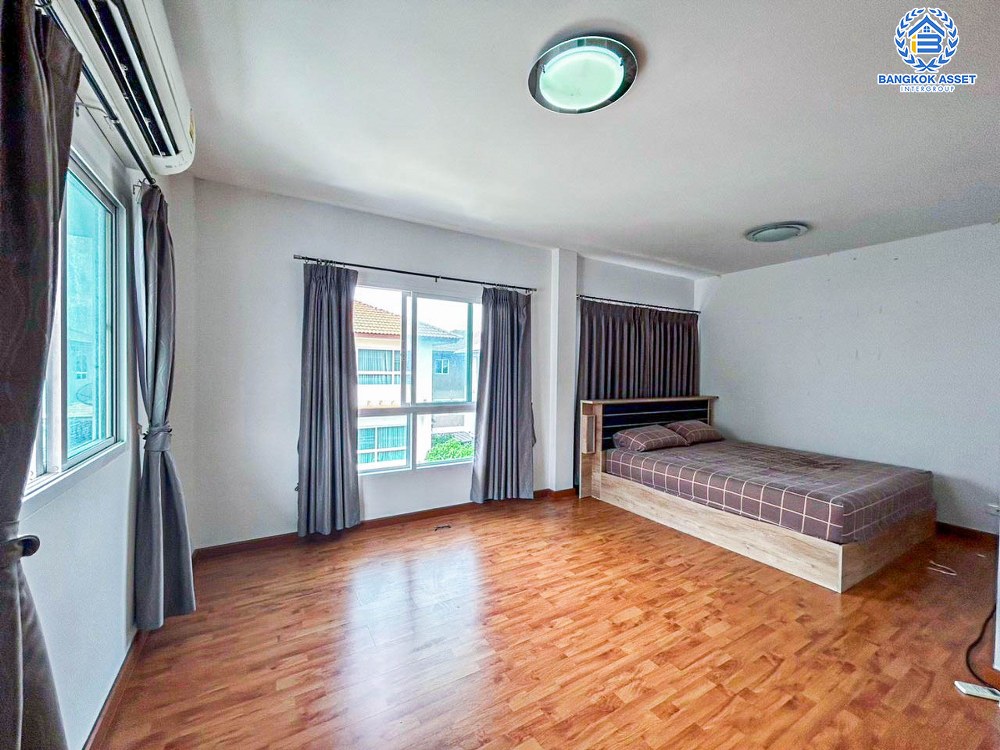 *****บ้านเดี่ยว 3 ชั้นมือสอง โครงการ คาซ่าพรีเมี่ยม ราชพฤกษ์-พระราม5 เนื้อที่ 50.40 ตร.ว. ฟังก์ชัน 4 ห้องนอน 5 ห้องน้ำ 2 ที่จอดรถ บ้านเดี่ยวหลังใหญ่ ตอบโจทย์ทุกไลฟ์สไตล์ ทำเลโครงการติดถนนใหญ่ เชื่อมต่อรัตนาธิเบศร์ ถนนราชพฤกษ์ ใกล้รถไฟฟ้าสายสีม่วง "สถานีบางพลู" และทางด่วน "ศรีรัช"