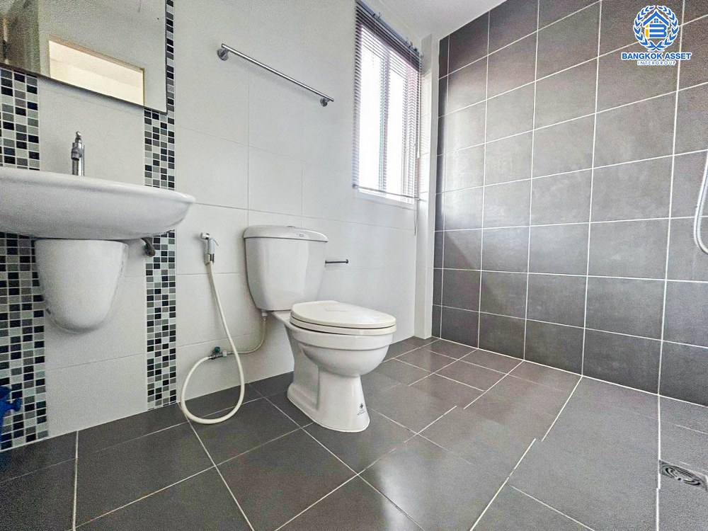 *****บ้านเดี่ยว 3 ชั้นมือสอง โครงการ คาซ่าพรีเมี่ยม ราชพฤกษ์-พระราม5 เนื้อที่ 50.40 ตร.ว. ฟังก์ชัน 4 ห้องนอน 5 ห้องน้ำ 2 ที่จอดรถ บ้านเดี่ยวหลังใหญ่ ตอบโจทย์ทุกไลฟ์สไตล์ ทำเลโครงการติดถนนใหญ่ เชื่อมต่อรัตนาธิเบศร์ ถนนราชพฤกษ์ ใกล้รถไฟฟ้าสายสีม่วง "สถานีบางพลู" และทางด่วน "ศรีรัช"