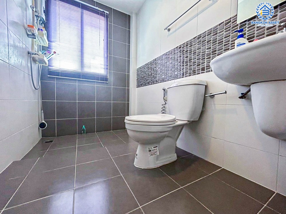 *****บ้านเดี่ยว 3 ชั้นมือสอง โครงการ คาซ่าพรีเมี่ยม ราชพฤกษ์-พระราม5 เนื้อที่ 50.40 ตร.ว. ฟังก์ชัน 4 ห้องนอน 5 ห้องน้ำ 2 ที่จอดรถ บ้านเดี่ยวหลังใหญ่ ตอบโจทย์ทุกไลฟ์สไตล์ ทำเลโครงการติดถนนใหญ่ เชื่อมต่อรัตนาธิเบศร์ ถนนราชพฤกษ์ ใกล้รถไฟฟ้าสายสีม่วง "สถานีบางพลู" และทางด่วน "ศรีรัช"