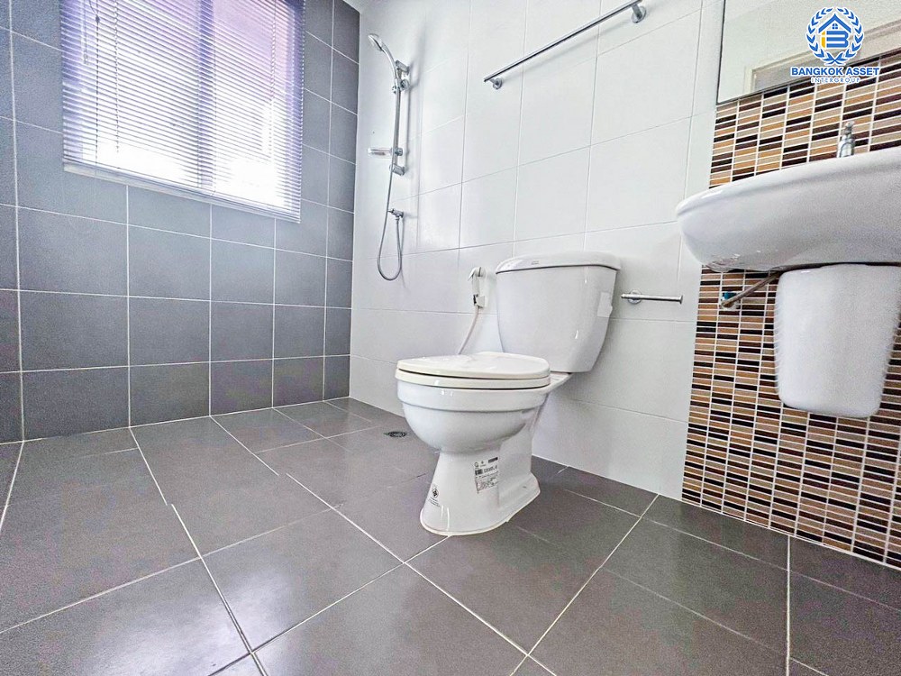 *****บ้านเดี่ยว 3 ชั้นมือสอง โครงการ คาซ่าพรีเมี่ยม ราชพฤกษ์-พระราม5 เนื้อที่ 50.40 ตร.ว. ฟังก์ชัน 4 ห้องนอน 5 ห้องน้ำ 2 ที่จอดรถ บ้านเดี่ยวหลังใหญ่ ตอบโจทย์ทุกไลฟ์สไตล์ ทำเลโครงการติดถนนใหญ่ เชื่อมต่อรัตนาธิเบศร์ ถนนราชพฤกษ์ ใกล้รถไฟฟ้าสายสีม่วง "สถานีบางพลู" และทางด่วน "ศรีรัช"