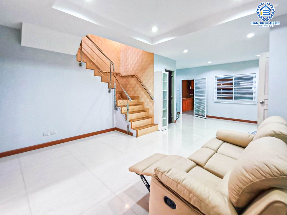 *****ทาวน์เฮ้าส์มือสอง 3 ชั้น โครงการ ซื่อตรง แกรนด์โฮม เกษตร-รัชโยธิน หลังมุม เนื้อที่กว้าง 44.60 ตร.ว. ฟังก์ชัน 5 ห้องนอน 3 ห้องน้ำ 3 ที่จอดรถ โฮมออฟฟิศทำเลทอง บนทำเลเดินทางสะดวก เชื่อมต่อถนนรัชดาภิเษก ถนนลาดพร้าว ใกล้รถไฟฟ้าสายสีเขียว "สถานีเสนานิคม" และจุดขึ้นทางด่วน "ห้าแยกลาดพร้าว"