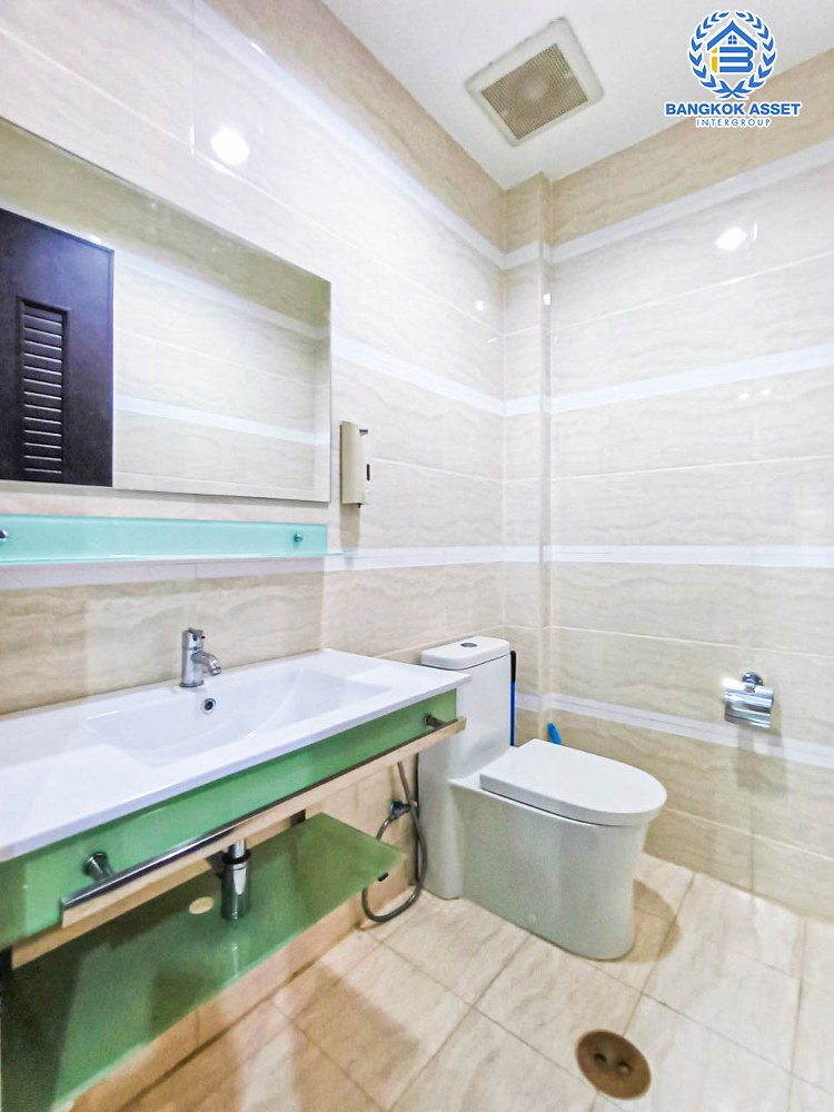 *****ทาวน์เฮ้าส์มือสอง 3 ชั้น โครงการ ซื่อตรง แกรนด์โฮม เกษตร-รัชโยธิน หลังมุม เนื้อที่กว้าง 44.60 ตร.ว. ฟังก์ชัน 5 ห้องนอน 3 ห้องน้ำ 3 ที่จอดรถ โฮมออฟฟิศทำเลทอง บนทำเลเดินทางสะดวก เชื่อมต่อถนนรัชดาภิเษก ถนนลาดพร้าว ใกล้รถไฟฟ้าสายสีเขียว "สถานีเสนานิคม" และจุดขึ้นทางด่วน "ห้าแยกลาดพร้าว"