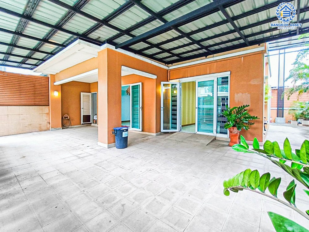 *****ทาวน์เฮ้าส์มือสอง 3 ชั้น โครงการ ซื่อตรง แกรนด์โฮม เกษตร-รัชโยธิน หลังมุม เนื้อที่กว้าง 44.60 ตร.ว. ฟังก์ชัน 5 ห้องนอน 3 ห้องน้ำ 3 ที่จอดรถ โฮมออฟฟิศทำเลทอง บนทำเลเดินทางสะดวก เชื่อมต่อถนนรัชดาภิเษก ถนนลาดพร้าว ใกล้รถไฟฟ้าสายสีเขียว "สถานีเสนานิคม" และจุดขึ้นทางด่วน "ห้าแยกลาดพร้าว"