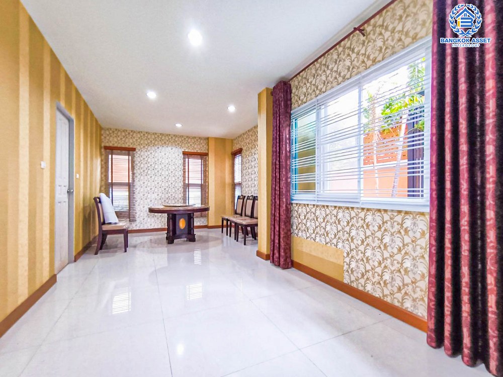 *****ทาวน์เฮ้าส์มือสอง 3 ชั้น โครงการ ซื่อตรง แกรนด์โฮม เกษตร-รัชโยธิน หลังมุม เนื้อที่กว้าง 44.60 ตร.ว. ฟังก์ชัน 5 ห้องนอน 3 ห้องน้ำ 3 ที่จอดรถ โฮมออฟฟิศทำเลทอง บนทำเลเดินทางสะดวก เชื่อมต่อถนนรัชดาภิเษก ถนนลาดพร้าว ใกล้รถไฟฟ้าสายสีเขียว "สถานีเสนานิคม" และจุดขึ้นทางด่วน "ห้าแยกลาดพร้าว"