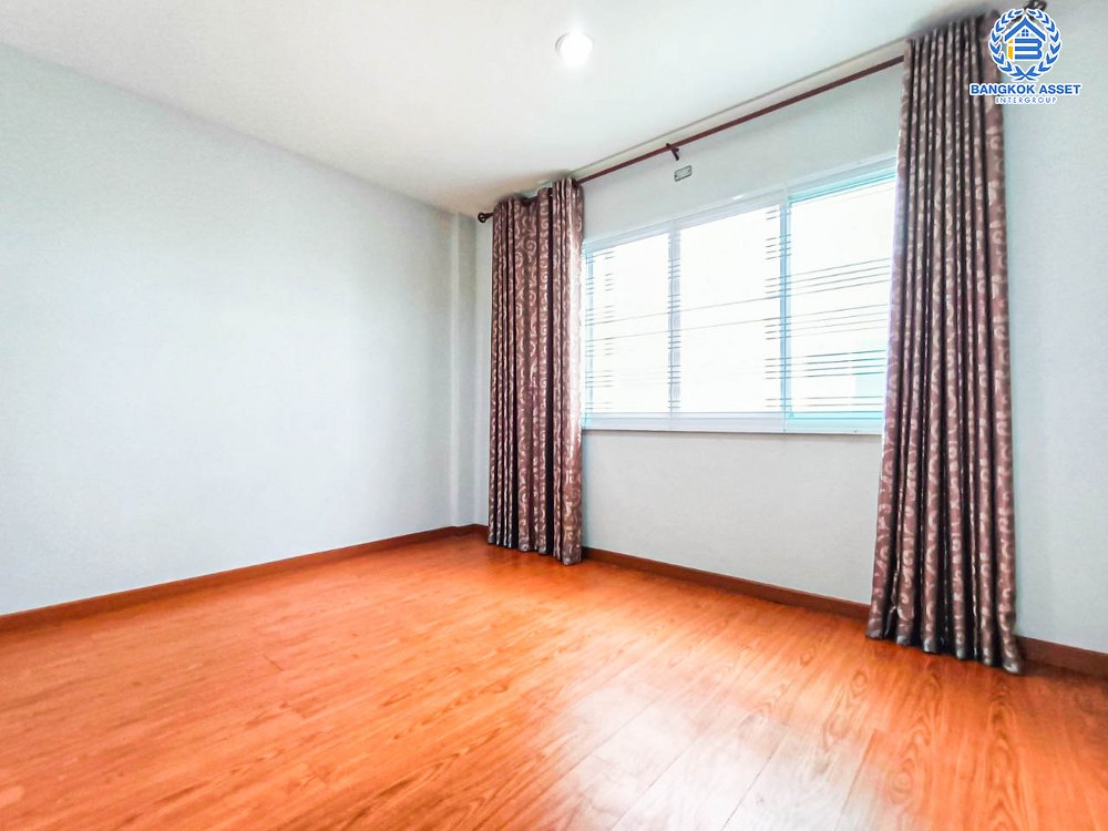 *****ทาวน์เฮ้าส์มือสอง 3 ชั้น โครงการ ซื่อตรง แกรนด์โฮม เกษตร-รัชโยธิน หลังมุม เนื้อที่กว้าง 44.60 ตร.ว. ฟังก์ชัน 5 ห้องนอน 3 ห้องน้ำ 3 ที่จอดรถ โฮมออฟฟิศทำเลทอง บนทำเลเดินทางสะดวก เชื่อมต่อถนนรัชดาภิเษก ถนนลาดพร้าว ใกล้รถไฟฟ้าสายสีเขียว "สถานีเสนานิคม" และจุดขึ้นทางด่วน "ห้าแยกลาดพร้าว"