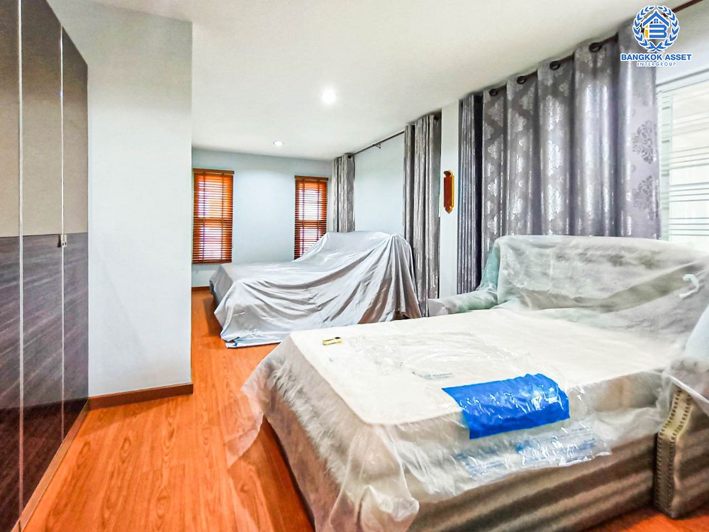 *****ทาวน์เฮ้าส์มือสอง 3 ชั้น โครงการ ซื่อตรง แกรนด์โฮม เกษตร-รัชโยธิน หลังมุม เนื้อที่กว้าง 44.60 ตร.ว. ฟังก์ชัน 5 ห้องนอน 3 ห้องน้ำ 3 ที่จอดรถ โฮมออฟฟิศทำเลทอง บนทำเลเดินทางสะดวก เชื่อมต่อถนนรัชดาภิเษก ถนนลาดพร้าว ใกล้รถไฟฟ้าสายสีเขียว "สถานีเสนานิคม" และจุดขึ้นทางด่วน "ห้าแยกลาดพร้าว"