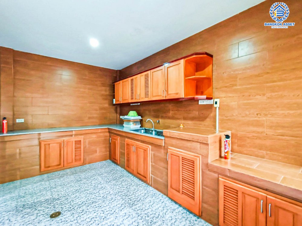 *****ทาวน์เฮ้าส์มือสอง 3 ชั้น โครงการ ซื่อตรง แกรนด์โฮม เกษตร-รัชโยธิน หลังมุม เนื้อที่กว้าง 44.60 ตร.ว. ฟังก์ชัน 5 ห้องนอน 3 ห้องน้ำ 3 ที่จอดรถ โฮมออฟฟิศทำเลทอง บนทำเลเดินทางสะดวก เชื่อมต่อถนนรัชดาภิเษก ถนนลาดพร้าว ใกล้รถไฟฟ้าสายสีเขียว "สถานีเสนานิคม" และจุดขึ้นทางด่วน "ห้าแยกลาดพร้าว"