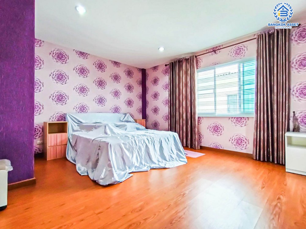 *****ทาวน์เฮ้าส์มือสอง 3 ชั้น โครงการ ซื่อตรง แกรนด์โฮม เกษตร-รัชโยธิน หลังมุม เนื้อที่กว้าง 44.60 ตร.ว. ฟังก์ชัน 5 ห้องนอน 3 ห้องน้ำ 3 ที่จอดรถ โฮมออฟฟิศทำเลทอง บนทำเลเดินทางสะดวก เชื่อมต่อถนนรัชดาภิเษก ถนนลาดพร้าว ใกล้รถไฟฟ้าสายสีเขียว "สถานีเสนานิคม" และจุดขึ้นทางด่วน "ห้าแยกลาดพร้าว"