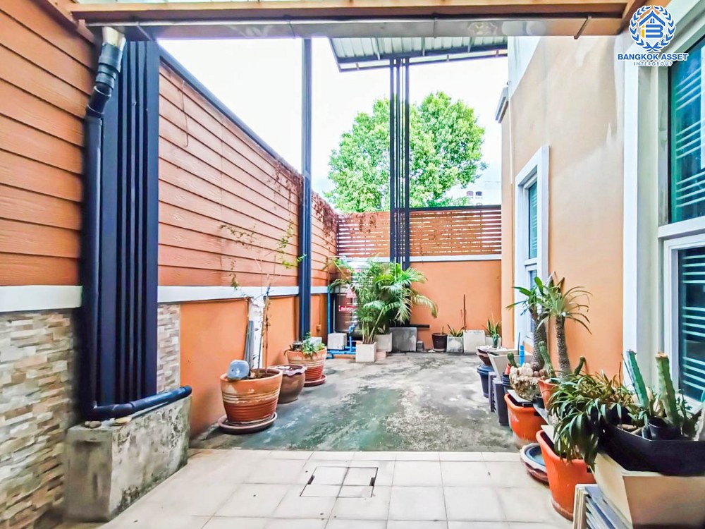 *****ทาวน์เฮ้าส์มือสอง 3 ชั้น โครงการ ซื่อตรง แกรนด์โฮม เกษตร-รัชโยธิน หลังมุม เนื้อที่กว้าง 44.60 ตร.ว. ฟังก์ชัน 5 ห้องนอน 3 ห้องน้ำ 3 ที่จอดรถ โฮมออฟฟิศทำเลทอง บนทำเลเดินทางสะดวก เชื่อมต่อถนนรัชดาภิเษก ถนนลาดพร้าว ใกล้รถไฟฟ้าสายสีเขียว "สถานีเสนานิคม" และจุดขึ้นทางด่วน "ห้าแยกลาดพร้าว"