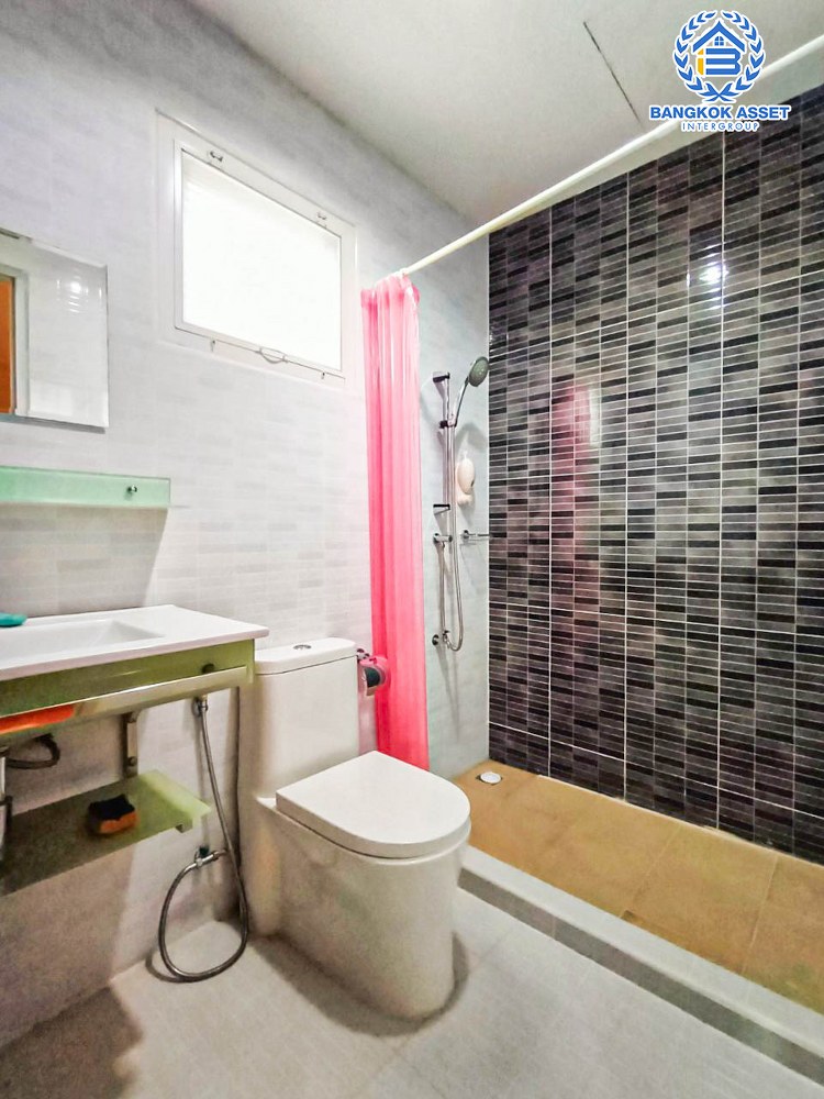 *****ทาวน์เฮ้าส์มือสอง 3 ชั้น โครงการ ซื่อตรง แกรนด์โฮม เกษตร-รัชโยธิน หลังมุม เนื้อที่กว้าง 44.60 ตร.ว. ฟังก์ชัน 5 ห้องนอน 3 ห้องน้ำ 3 ที่จอดรถ โฮมออฟฟิศทำเลทอง บนทำเลเดินทางสะดวก เชื่อมต่อถนนรัชดาภิเษก ถนนลาดพร้าว ใกล้รถไฟฟ้าสายสีเขียว "สถานีเสนานิคม" และจุดขึ้นทางด่วน "ห้าแยกลาดพร้าว"