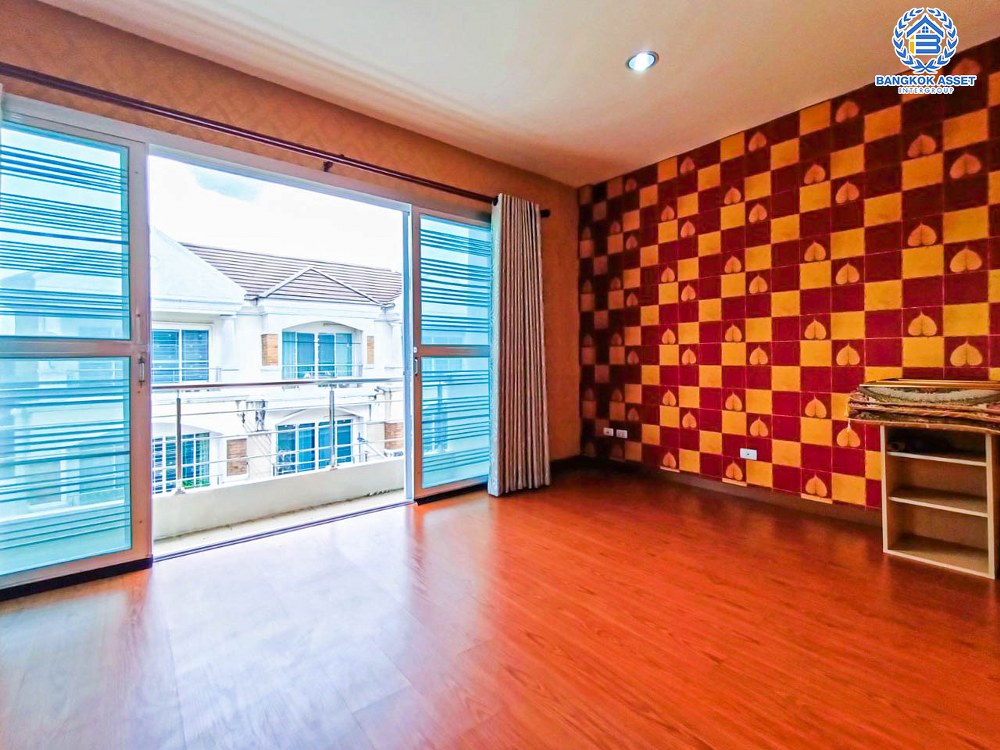 *****ทาวน์เฮ้าส์มือสอง 3 ชั้น โครงการ ซื่อตรง แกรนด์โฮม เกษตร-รัชโยธิน หลังมุม เนื้อที่กว้าง 44.60 ตร.ว. ฟังก์ชัน 5 ห้องนอน 3 ห้องน้ำ 3 ที่จอดรถ โฮมออฟฟิศทำเลทอง บนทำเลเดินทางสะดวก เชื่อมต่อถนนรัชดาภิเษก ถนนลาดพร้าว ใกล้รถไฟฟ้าสายสีเขียว "สถานีเสนานิคม" และจุดขึ้นทางด่วน "ห้าแยกลาดพร้าว"