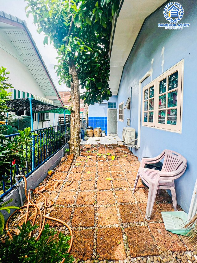 *****บ้านแฝดมือสองนนทบุรี หมู่บ้าน ศิรัตน์ กาญจนาภิเษก เนื้อที่กว้าง 38.2 ตร.ว. ฟังก์ชัน 2 ห้องนอน 2 ห้องน้ำ 1 ที่จอดรถ แถมฟรี! 1 เครื่องปรับอากาศ บนทำเลดี เชื่อมต่อ ถนนกาญจนาภิเษก, ถนนนครอินทร์ ใกล้รถไฟฟ้าสายสีม่วง "สถานีตลาดบางใหญ่" จองเลย!