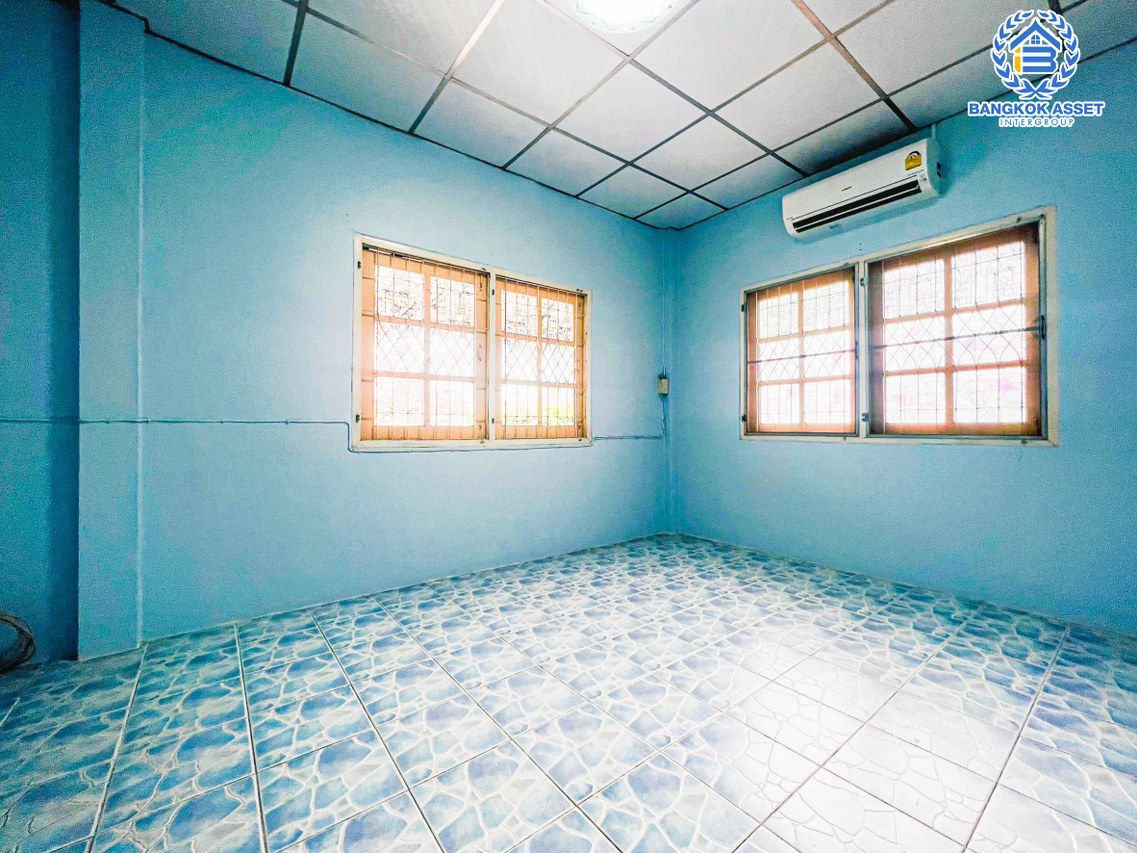 *****บ้านแฝดมือสองนนทบุรี หมู่บ้าน ศิรัตน์ กาญจนาภิเษก เนื้อที่กว้าง 38.2 ตร.ว. ฟังก์ชัน 2 ห้องนอน 2 ห้องน้ำ 1 ที่จอดรถ แถมฟรี! 1 เครื่องปรับอากาศ บนทำเลดี เชื่อมต่อ ถนนกาญจนาภิเษก, ถนนนครอินทร์ ใกล้รถไฟฟ้าสายสีม่วง "สถานีตลาดบางใหญ่" จองเลย!