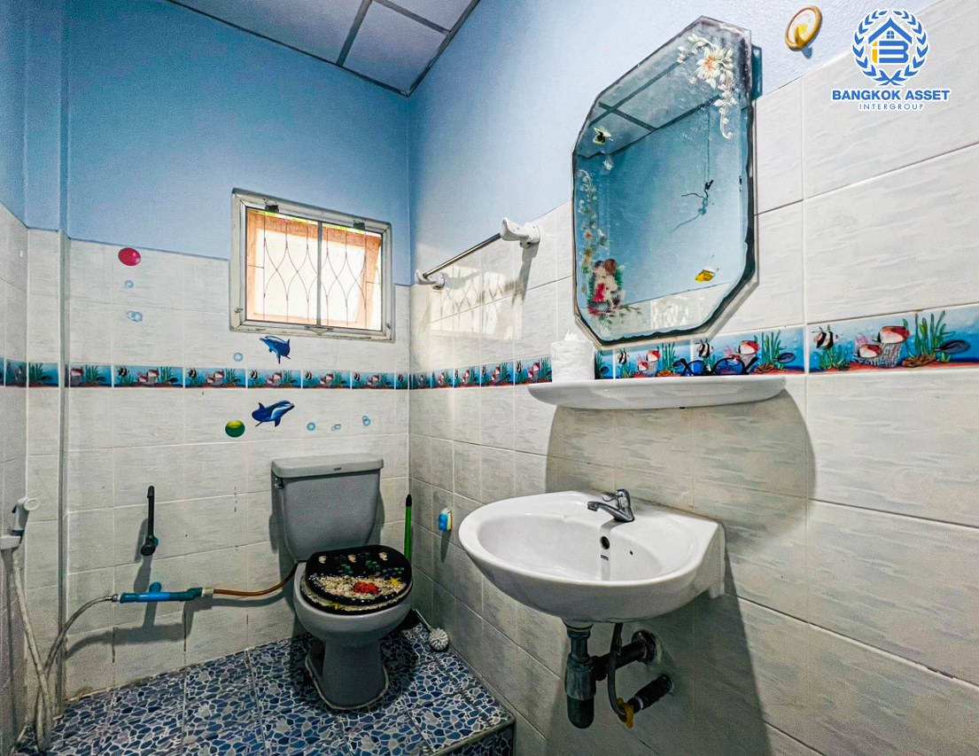 *****บ้านแฝดมือสองนนทบุรี หมู่บ้าน ศิรัตน์ กาญจนาภิเษก เนื้อที่กว้าง 38.2 ตร.ว. ฟังก์ชัน 2 ห้องนอน 2 ห้องน้ำ 1 ที่จอดรถ แถมฟรี! 1 เครื่องปรับอากาศ บนทำเลดี เชื่อมต่อ ถนนกาญจนาภิเษก, ถนนนครอินทร์ ใกล้รถไฟฟ้าสายสีม่วง "สถานีตลาดบางใหญ่" จองเลย!