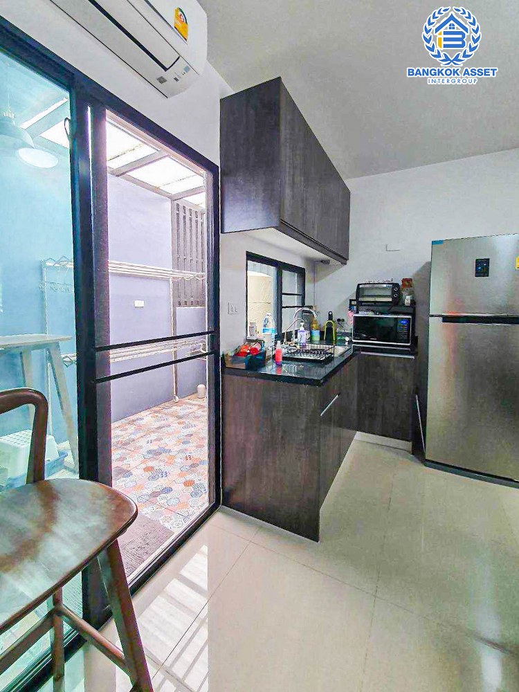 *****ทาวน์โฮม 3 มือสอง โครงการ บ้านกลางเมือง ราชพฤกษ์-พระราม5 หลังมุม เนื้อที่ 17.30 ตร.ว. ฟังก์ชัน 3 ห้องนอน 3 ห้องน้ำ 1 ที่จอดรถ ตอบโจทย์ไลฟ์สไตล์หลากหลาย หรือใช้เป็นโฮมออฟฟิศ โครงการบนทำเลเดินทางสะดวก เชื่อมต่อถนนราชพฤกษ์ ใกล้รถไฟฟ้าสายสีม่วง "สถานีติวานนท์" และจุดขึ้นทางด่วน "ศรีรัช"