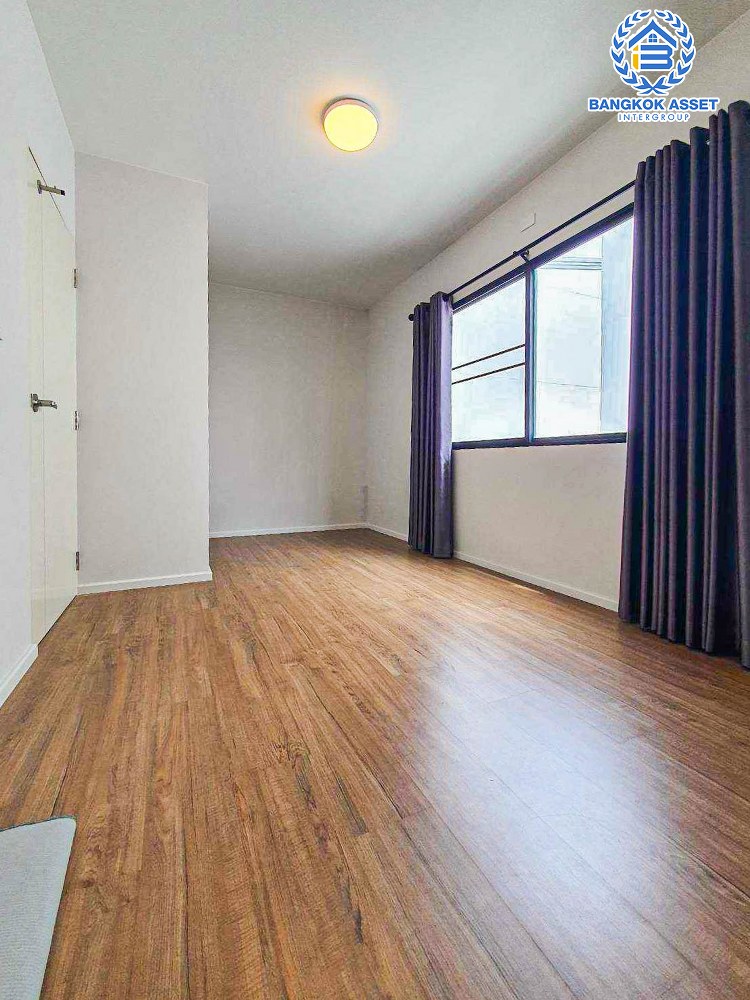 *****ทาวน์โฮม 3 มือสอง โครงการ บ้านกลางเมือง ราชพฤกษ์-พระราม5 หลังมุม เนื้อที่ 17.30 ตร.ว. ฟังก์ชัน 3 ห้องนอน 3 ห้องน้ำ 1 ที่จอดรถ ตอบโจทย์ไลฟ์สไตล์หลากหลาย หรือใช้เป็นโฮมออฟฟิศ โครงการบนทำเลเดินทางสะดวก เชื่อมต่อถนนราชพฤกษ์ ใกล้รถไฟฟ้าสายสีม่วง "สถานีติวานนท์" และจุดขึ้นทางด่วน "ศรีรัช"