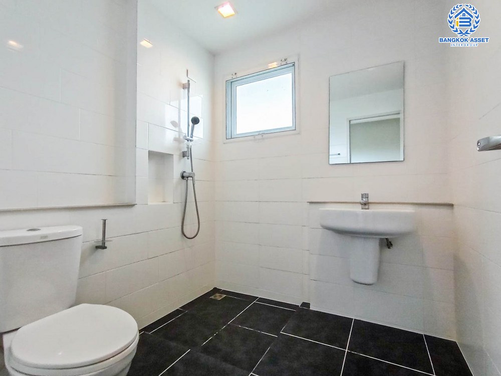 *****บ้านเดี่ยวมือสอง โครงการ คาซ่าวิลล์ ราชพฤกษ์-แจ้งวัฒนะ หลังมุม เนื้อที่กว่า 142.20 ตร.ว. ฟังก์ชัน 5 ห้องนอน 6 ห้องน้ำ จอดรถได้ 4 คัน ภายในสภาพใหม่มาก โครงการตั้งบนทำเลเดินทางสะดวก ติดถนนราชพฤกษ์ ใกล้โครงการรถไฟฟ้าสายสีม่วง "สถานีท่าอิฐ" และทางด่วน "แจ้งวัฒนะ"