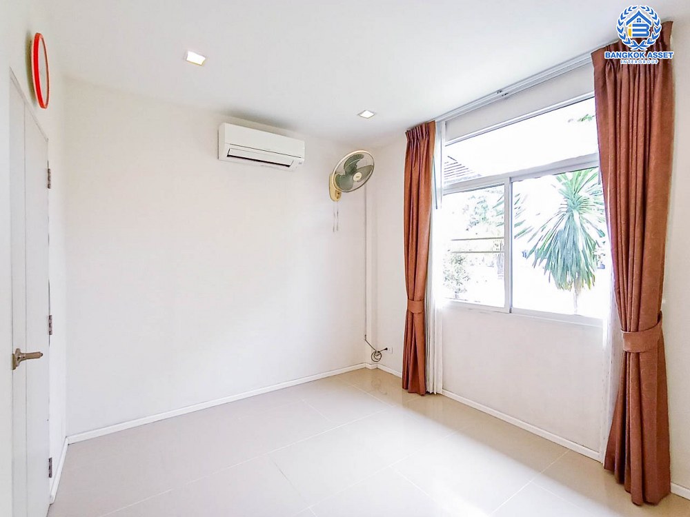 *****บ้านเดี่ยวมือสอง โครงการ คาซ่าวิลล์ ราชพฤกษ์-แจ้งวัฒนะ หลังมุม เนื้อที่กว่า 142.20 ตร.ว. ฟังก์ชัน 5 ห้องนอน 6 ห้องน้ำ จอดรถได้ 4 คัน ภายในสภาพใหม่มาก โครงการตั้งบนทำเลเดินทางสะดวก ติดถนนราชพฤกษ์ ใกล้โครงการรถไฟฟ้าสายสีม่วง "สถานีท่าอิฐ" และทางด่วน "แจ้งวัฒนะ"