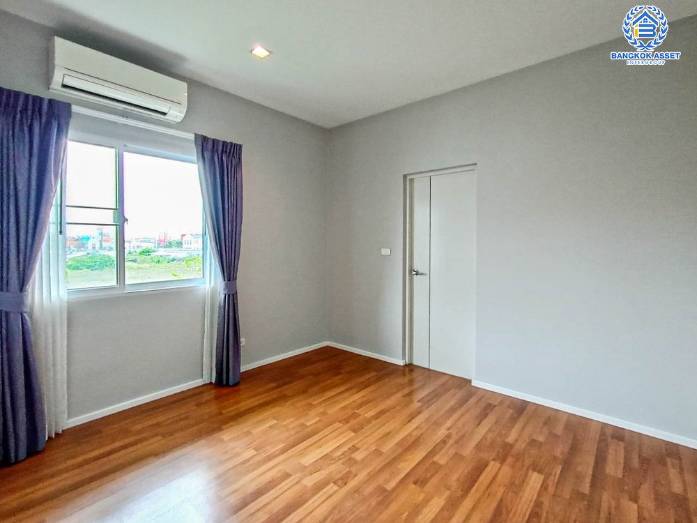 *****บ้านเดี่ยวมือสอง โครงการ คาซ่าวิลล์ ราชพฤกษ์-แจ้งวัฒนะ หลังมุม เนื้อที่กว่า 142.20 ตร.ว. ฟังก์ชัน 5 ห้องนอน 6 ห้องน้ำ จอดรถได้ 4 คัน ภายในสภาพใหม่มาก โครงการตั้งบนทำเลเดินทางสะดวก ติดถนนราชพฤกษ์ ใกล้โครงการรถไฟฟ้าสายสีม่วง "สถานีท่าอิฐ" และทางด่วน "แจ้งวัฒนะ"