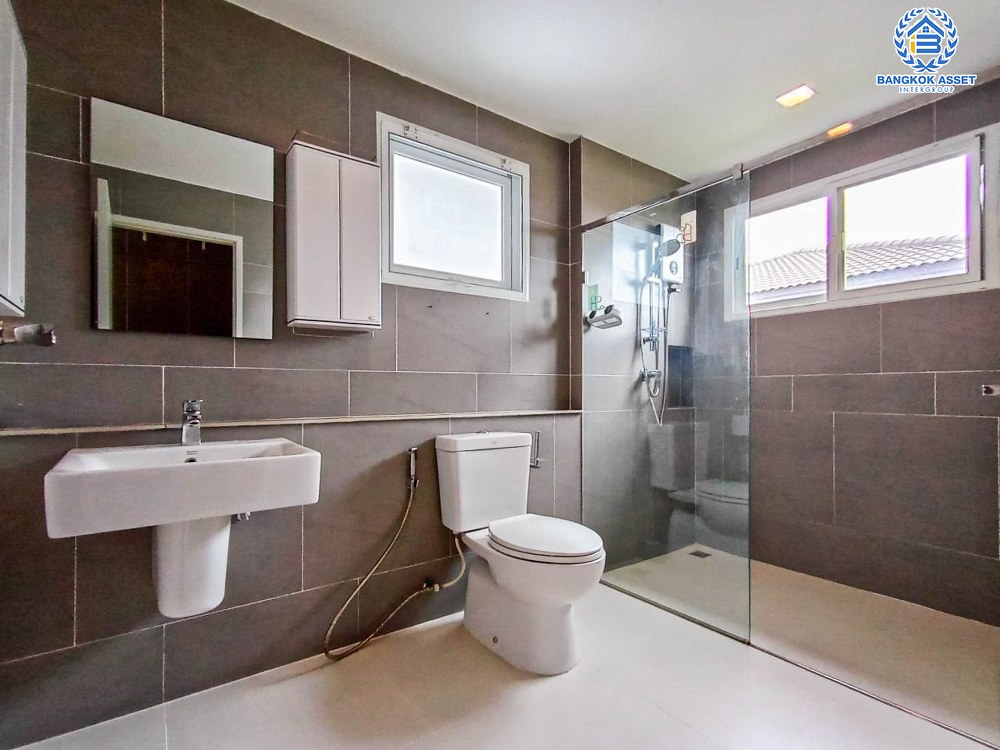 *****บ้านเดี่ยวมือสอง โครงการ คาซ่าวิลล์ ราชพฤกษ์-แจ้งวัฒนะ หลังมุม เนื้อที่กว่า 142.20 ตร.ว. ฟังก์ชัน 5 ห้องนอน 6 ห้องน้ำ จอดรถได้ 4 คัน ภายในสภาพใหม่มาก โครงการตั้งบนทำเลเดินทางสะดวก ติดถนนราชพฤกษ์ ใกล้โครงการรถไฟฟ้าสายสีม่วง "สถานีท่าอิฐ" และทางด่วน "แจ้งวัฒนะ"