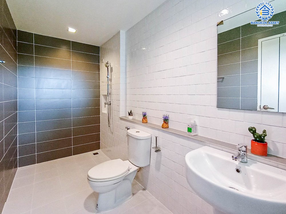 *****บ้านเดี่ยวมือสอง โครงการ คาซ่าวิลล์ ราชพฤกษ์-แจ้งวัฒนะ หลังมุม เนื้อที่กว่า 142.20 ตร.ว. ฟังก์ชัน 5 ห้องนอน 6 ห้องน้ำ จอดรถได้ 4 คัน ภายในสภาพใหม่มาก โครงการตั้งบนทำเลเดินทางสะดวก ติดถนนราชพฤกษ์ ใกล้โครงการรถไฟฟ้าสายสีม่วง "สถานีท่าอิฐ" และทางด่วน "แจ้งวัฒนะ"