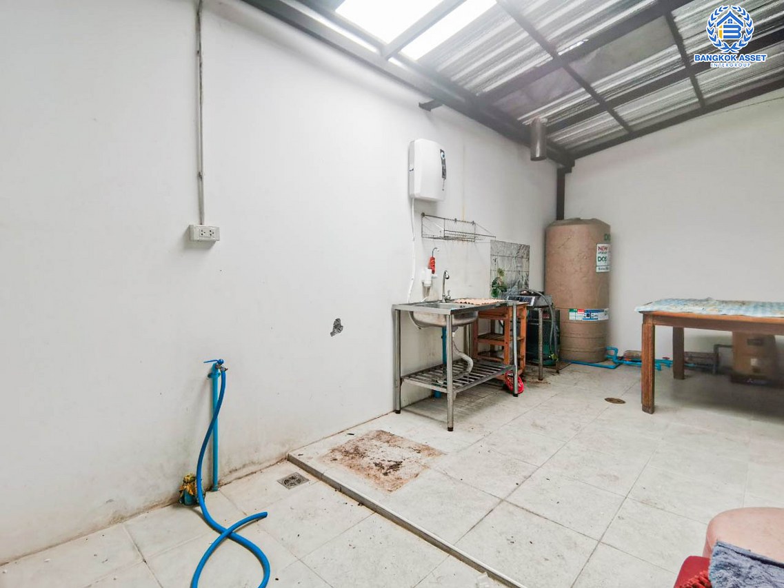 *****ทาวน์เฮ้าส์มือสองกรุงเทพมหานคร โครงการ พฤกษาวิลล์85 เลียบคลองทวีวัฒนา เนื้อที่เกือบ 19 ตร.ว. ฟังก์ชัน 3 ห้องนอน 2 ห้องน้ำ 1 ที่จอดรถ บ้านสภาพพร้อมอยู่ บนทำเลเดินทางสะดวก เชื่อมต่อถนนพุทธมณฑลสาย3 และสาย2 ใกล้รถไฟฟ้าสายสีน้ำเงิน "สถานีหลักสอง"