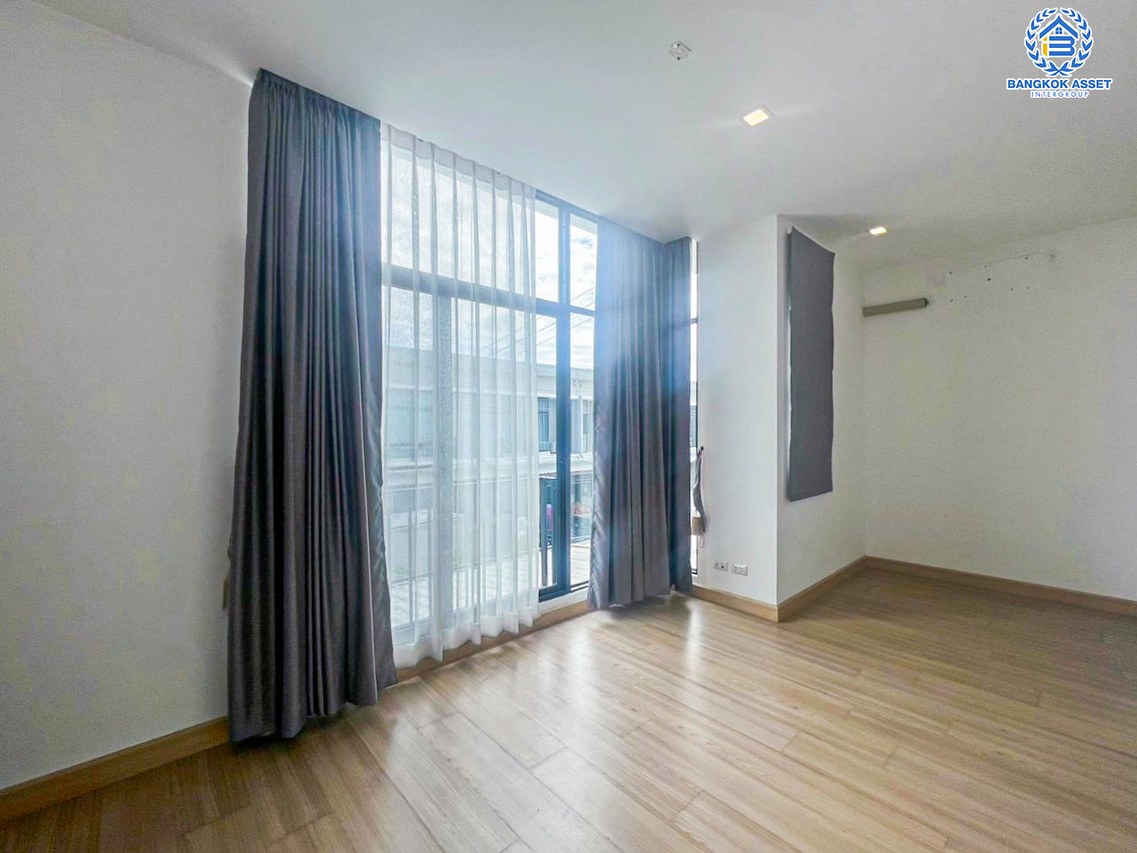 *****ทาวน์เฮ้าส์มือสองกรุงเทพมหานคร โครงการ พฤกษาวิลล์85 เลียบคลองทวีวัฒนา เนื้อที่เกือบ 19 ตร.ว. ฟังก์ชัน 3 ห้องนอน 2 ห้องน้ำ 1 ที่จอดรถ บ้านสภาพพร้อมอยู่ บนทำเลเดินทางสะดวก เชื่อมต่อถนนพุทธมณฑลสาย3 และสาย2 ใกล้รถไฟฟ้าสายสีน้ำเงิน "สถานีหลักสอง"