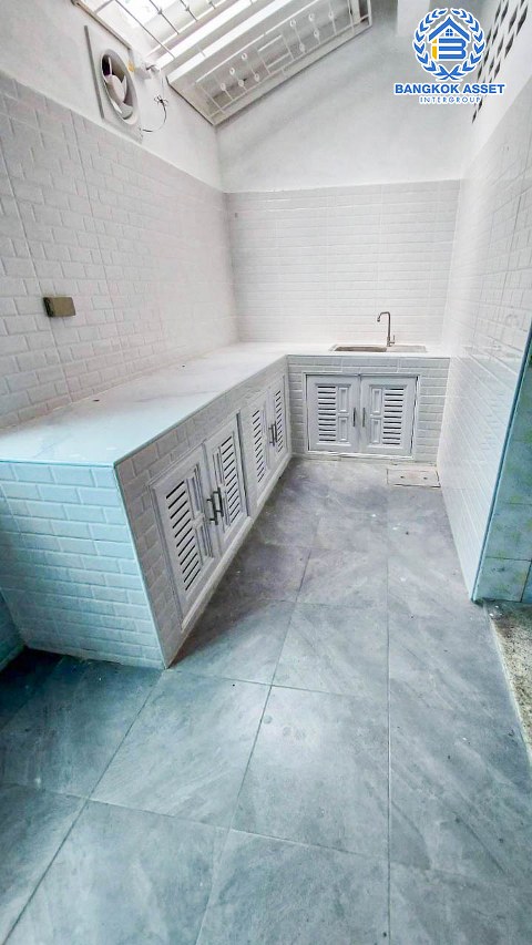 *****ทาวน์เฮ้าส์มือสองกรุงเทพมหานคร หมู่บ้าน เพชรเกษม4 เพชรเกษม เนื้อที่ 16 ตร.ว. ฟังก์ชัน 2 ห้องนอน 1 ห้องน้ำ 1 ที่จอดรถ สภาพดี ทาสีใหม่เรียบร้อย บนทำเลดี เชื่อมต่อถนนพุทธมณฑล สาย3 และสาย2 ใกล้รถไฟฟ้าสายสีน้ำเงิน "สถานีหลักสอง" จองเลย!