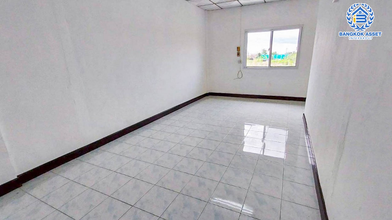 *****ทาวน์เฮ้าส์มือสองกรุงเทพมหานคร หมู่บ้าน เพชรเกษม4 เพชรเกษม เนื้อที่ 16 ตร.ว. ฟังก์ชัน 2 ห้องนอน 1 ห้องน้ำ 1 ที่จอดรถ สภาพดี ทาสีใหม่เรียบร้อย บนทำเลดี เชื่อมต่อถนนพุทธมณฑล สาย3 และสาย2 ใกล้รถไฟฟ้าสายสีน้ำเงิน "สถานีหลักสอง" จองเลย!