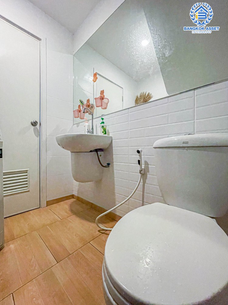 *****ทาวน์เฮ้าส์มือสอง โครงการ คาซ่าวอเตอร์ไซด์ พระราม5  เนื้อที่ 16 ตร.ว. ฟังก์ชัน 3 ห้องนอน 2 ห้องน้ำ บ้านกว้างขวาง ออกแบบสไตล์โมเดิร์น โครงการบรรยากาศริมน้ำ พร้อมเข้าอยู่ได้ทันที เชื่อมต่อถนนราชพฤกษ์ บนทำเลแห่งการเดินทาง ใกล้โครงการรถไฟฟ้าสายสีม่วง "สถานีแยกติวานนท์"