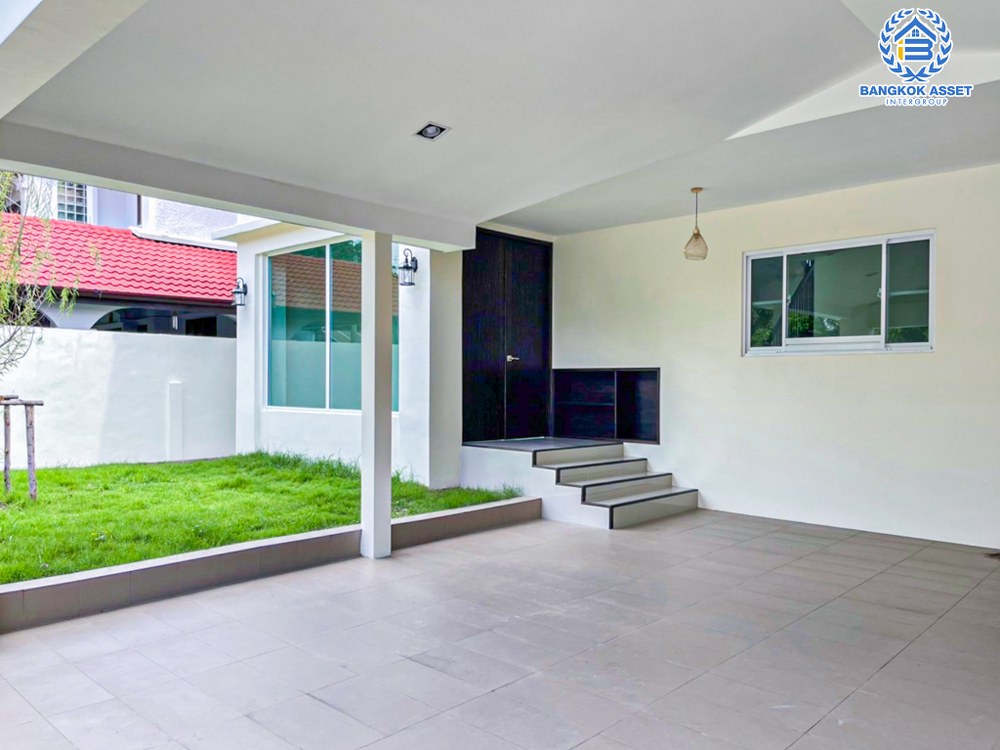 บ้านเดี่ยวมือสอง โครงการ ชนชอบ ธันธวัช วัชรพล เนื้อที่กว้าง 74 ตร.ว. ฟังก์ชัน 3 ห้องนอน 3 ห้องน้ำ 3 ที่จอดรถ ภายในตกเเต่งใหม่ พื้นที่รอบบ้านกว้างขวาง พร้อมเข้าอยู่ บนทำเลเดินทางสะดวก เชื่อมต่อถนนวัชรพล ถนนรามอินทรา ใกล้รถไฟฟ้าสายสีชมพู "สถานีคู้บอน" และจุดขึ้นทางด่วน "ฉลองรัช"...