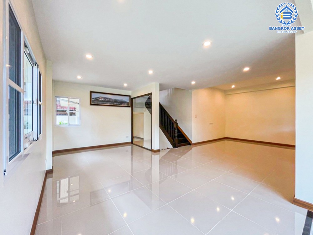 บ้านเดี่ยวมือสอง โครงการ ชนชอบ ธันธวัช วัชรพล เนื้อที่กว้าง 74 ตร.ว. ฟังก์ชัน 3 ห้องนอน 3 ห้องน้ำ 3 ที่จอดรถ ภายในตกเเต่งใหม่ พื้นที่รอบบ้านกว้างขวาง พร้อมเข้าอยู่ บนทำเลเดินทางสะดวก เชื่อมต่อถนนวัชรพล ถนนรามอินทรา ใกล้รถไฟฟ้าสายสีชมพู "สถานีคู้บอน" และจุดขึ้นทางด่วน "ฉลองรัช"...