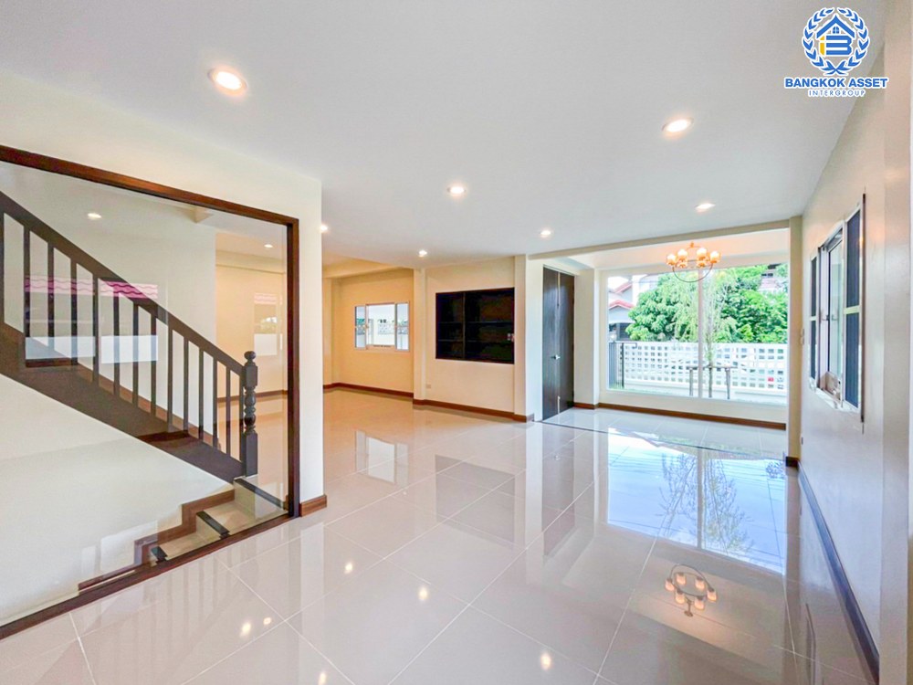 บ้านเดี่ยวมือสอง โครงการ ชนชอบ ธันธวัช วัชรพล เนื้อที่กว้าง 74 ตร.ว. ฟังก์ชัน 3 ห้องนอน 3 ห้องน้ำ 3 ที่จอดรถ ภายในตกเเต่งใหม่ พื้นที่รอบบ้านกว้างขวาง พร้อมเข้าอยู่ บนทำเลเดินทางสะดวก เชื่อมต่อถนนวัชรพล ถนนรามอินทรา ใกล้รถไฟฟ้าสายสีชมพู "สถานีคู้บอน" และจุดขึ้นทางด่วน "ฉลองรัช"...