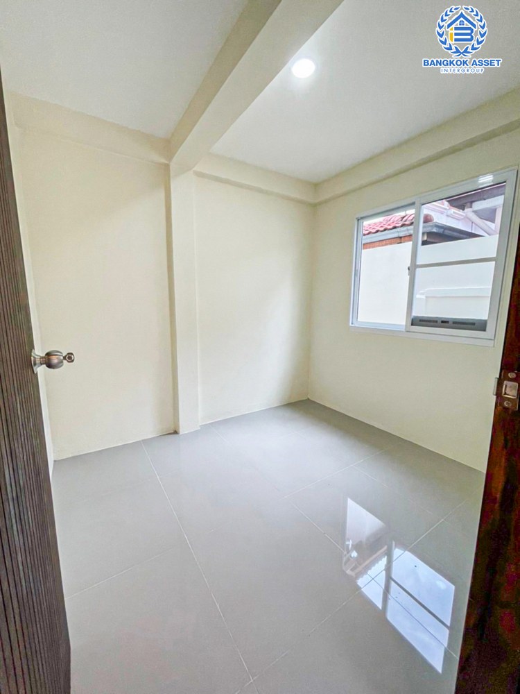 บ้านเดี่ยวมือสอง โครงการ ชนชอบ ธันธวัช วัชรพล เนื้อที่กว้าง 74 ตร.ว. ฟังก์ชัน 3 ห้องนอน 3 ห้องน้ำ 3 ที่จอดรถ ภายในตกเเต่งใหม่ พื้นที่รอบบ้านกว้างขวาง พร้อมเข้าอยู่ บนทำเลเดินทางสะดวก เชื่อมต่อถนนวัชรพล ถนนรามอินทรา ใกล้รถไฟฟ้าสายสีชมพู "สถานีคู้บอน" และจุดขึ้นทางด่วน "ฉลองรัช"...