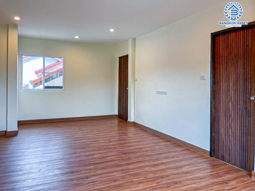 บ้านเดี่ยวมือสอง โครงการ ชนชอบ ธันธวัช วัชรพล เนื้อที่กว้าง 74 ตร.ว. ฟังก์ชัน 3 ห้องนอน 3 ห้องน้ำ 3 ที่จอดรถ ภายในตกเเต่งใหม่ พื้นที่รอบบ้านกว้างขวาง พร้อมเข้าอยู่ บนทำเลเดินทางสะดวก เชื่อมต่อถนนวัชรพล ถนนรามอินทรา ใกล้รถไฟฟ้าสายสีชมพู "สถานีคู้บอน" และจุดขึ้นทางด่วน "ฉลองรัช"...