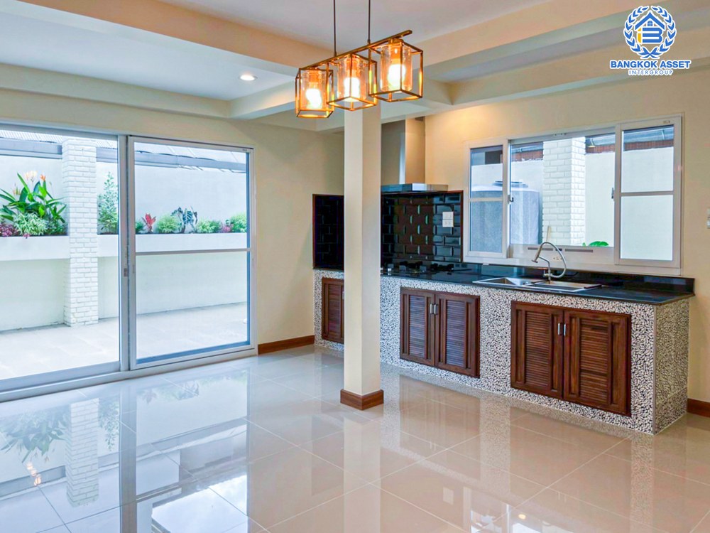 บ้านเดี่ยวมือสอง โครงการ ชนชอบ ธันธวัช วัชรพล เนื้อที่กว้าง 74 ตร.ว. ฟังก์ชัน 3 ห้องนอน 3 ห้องน้ำ 3 ที่จอดรถ ภายในตกเเต่งใหม่ พื้นที่รอบบ้านกว้างขวาง พร้อมเข้าอยู่ บนทำเลเดินทางสะดวก เชื่อมต่อถนนวัชรพล ถนนรามอินทรา ใกล้รถไฟฟ้าสายสีชมพู "สถานีคู้บอน" และจุดขึ้นทางด่วน "ฉลองรัช"...