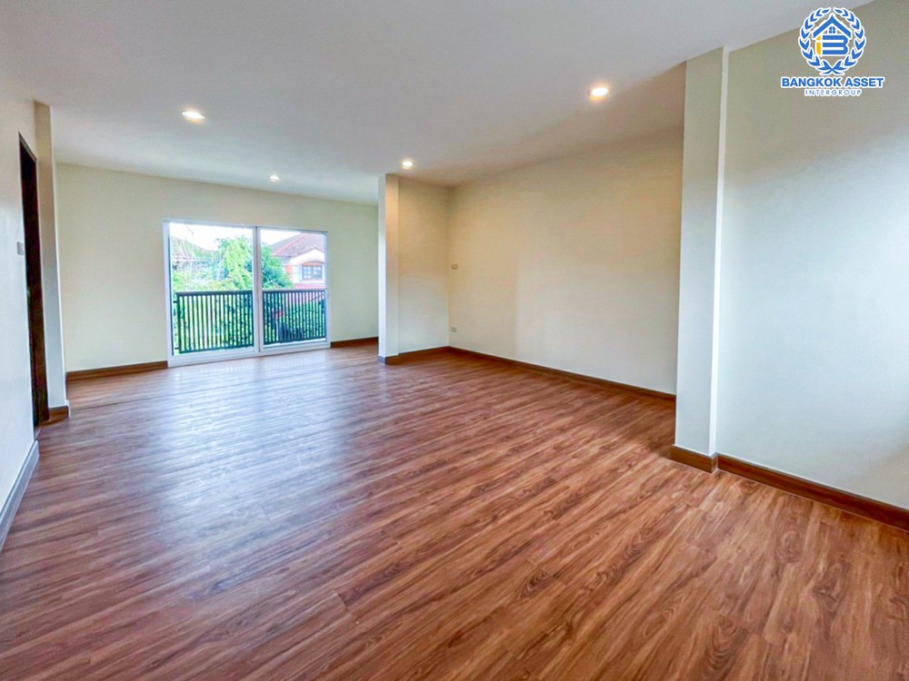 บ้านเดี่ยวมือสอง โครงการ ชนชอบ ธันธวัช วัชรพล เนื้อที่กว้าง 74 ตร.ว. ฟังก์ชัน 3 ห้องนอน 3 ห้องน้ำ 3 ที่จอดรถ ภายในตกเเต่งใหม่ พื้นที่รอบบ้านกว้างขวาง พร้อมเข้าอยู่ บนทำเลเดินทางสะดวก เชื่อมต่อถนนวัชรพล ถนนรามอินทรา ใกล้รถไฟฟ้าสายสีชมพู "สถานีคู้บอน" และจุดขึ้นทางด่วน "ฉลองรัช"...