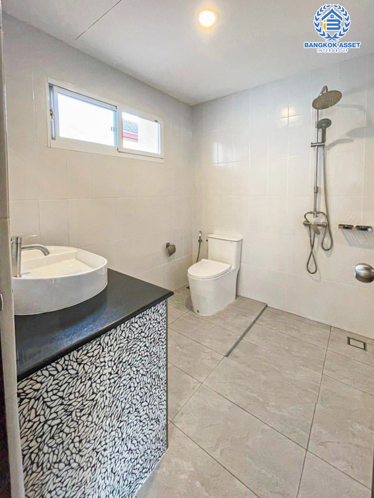 บ้านเดี่ยวมือสอง โครงการ ชนชอบ ธันธวัช วัชรพล เนื้อที่กว้าง 74 ตร.ว. ฟังก์ชัน 3 ห้องนอน 3 ห้องน้ำ 3 ที่จอดรถ ภายในตกเเต่งใหม่ พื้นที่รอบบ้านกว้างขวาง พร้อมเข้าอยู่ บนทำเลเดินทางสะดวก เชื่อมต่อถนนวัชรพล ถนนรามอินทรา ใกล้รถไฟฟ้าสายสีชมพู "สถานีคู้บอน" และจุดขึ้นทางด่วน "ฉลองรัช"...