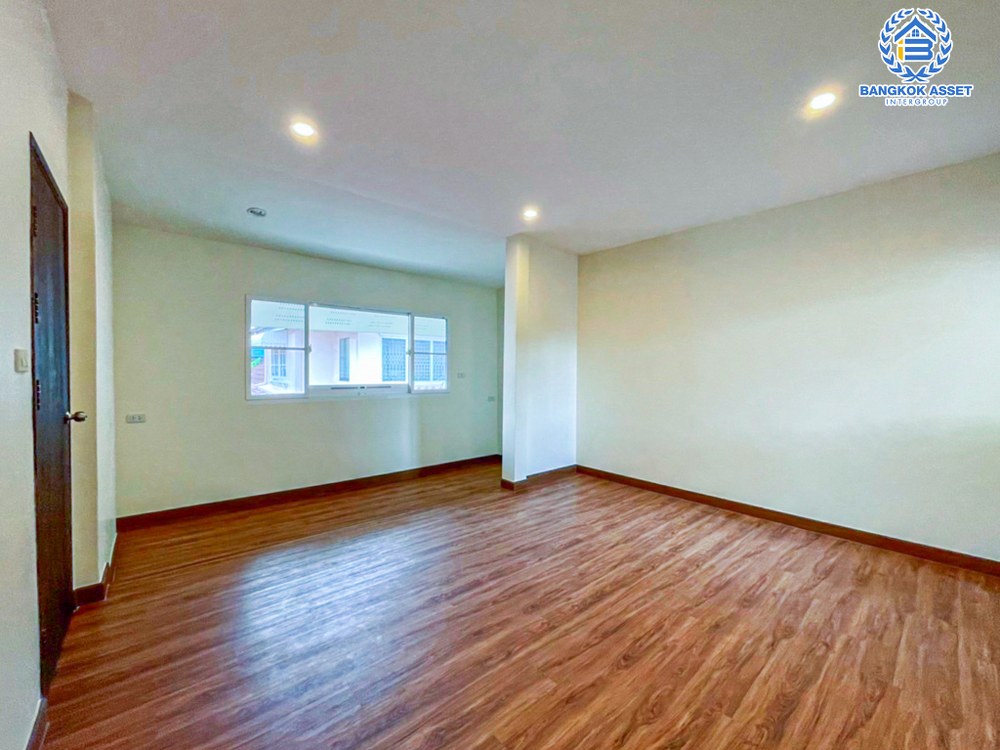 บ้านเดี่ยวมือสอง โครงการ ชนชอบ ธันธวัช วัชรพล เนื้อที่กว้าง 74 ตร.ว. ฟังก์ชัน 3 ห้องนอน 3 ห้องน้ำ 3 ที่จอดรถ ภายในตกเเต่งใหม่ พื้นที่รอบบ้านกว้างขวาง พร้อมเข้าอยู่ บนทำเลเดินทางสะดวก เชื่อมต่อถนนวัชรพล ถนนรามอินทรา ใกล้รถไฟฟ้าสายสีชมพู "สถานีคู้บอน" และจุดขึ้นทางด่วน "ฉลองรัช"...