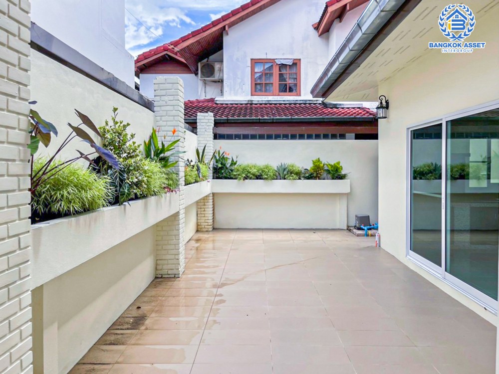 บ้านเดี่ยวมือสอง โครงการ ชนชอบ ธันธวัช วัชรพล เนื้อที่กว้าง 74 ตร.ว. ฟังก์ชัน 3 ห้องนอน 3 ห้องน้ำ 3 ที่จอดรถ ภายในตกเเต่งใหม่ พื้นที่รอบบ้านกว้างขวาง พร้อมเข้าอยู่ บนทำเลเดินทางสะดวก เชื่อมต่อถนนวัชรพล ถนนรามอินทรา ใกล้รถไฟฟ้าสายสีชมพู "สถานีคู้บอน" และจุดขึ้นทางด่วน "ฉลองรัช"...