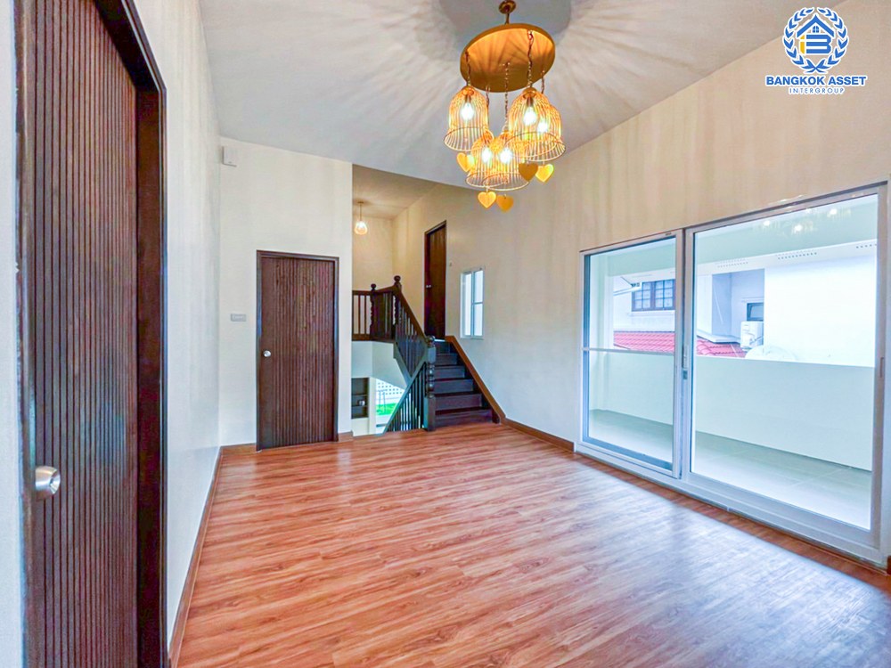 บ้านเดี่ยวมือสอง โครงการ ชนชอบ ธันธวัช วัชรพล เนื้อที่กว้าง 74 ตร.ว. ฟังก์ชัน 3 ห้องนอน 3 ห้องน้ำ 3 ที่จอดรถ ภายในตกเเต่งใหม่ พื้นที่รอบบ้านกว้างขวาง พร้อมเข้าอยู่ บนทำเลเดินทางสะดวก เชื่อมต่อถนนวัชรพล ถนนรามอินทรา ใกล้รถไฟฟ้าสายสีชมพู "สถานีคู้บอน" และจุดขึ้นทางด่วน "ฉลองรัช"...