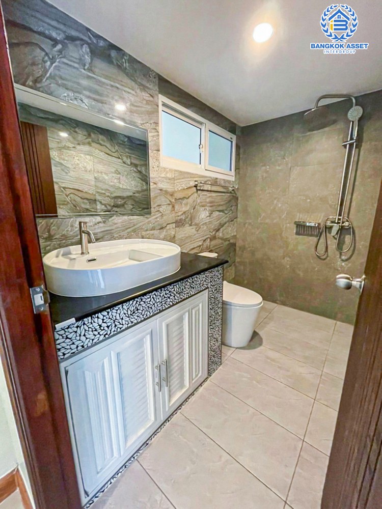 บ้านเดี่ยวมือสอง โครงการ ชนชอบ ธันธวัช วัชรพล เนื้อที่กว้าง 74 ตร.ว. ฟังก์ชัน 3 ห้องนอน 3 ห้องน้ำ 3 ที่จอดรถ ภายในตกเเต่งใหม่ พื้นที่รอบบ้านกว้างขวาง พร้อมเข้าอยู่ บนทำเลเดินทางสะดวก เชื่อมต่อถนนวัชรพล ถนนรามอินทรา ใกล้รถไฟฟ้าสายสีชมพู "สถานีคู้บอน" และจุดขึ้นทางด่วน "ฉลองรัช"...