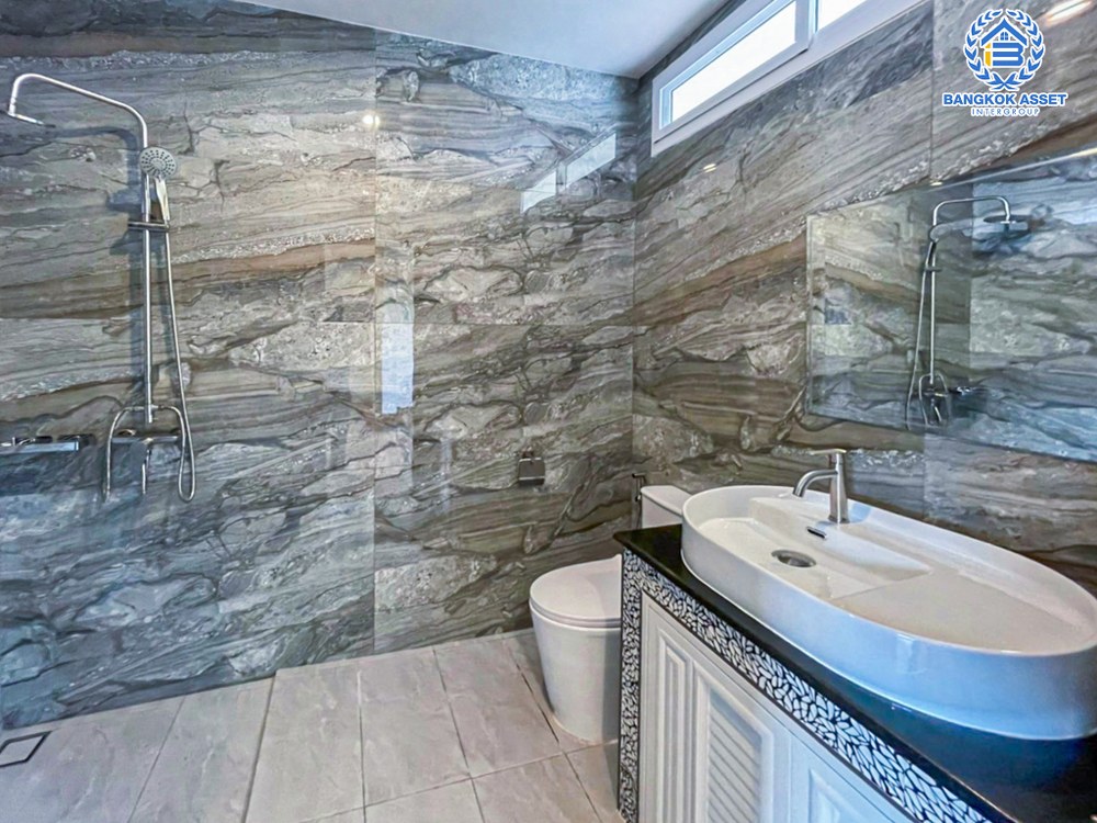 บ้านเดี่ยวมือสอง โครงการ ชนชอบ ธันธวัช วัชรพล เนื้อที่กว้าง 74 ตร.ว. ฟังก์ชัน 3 ห้องนอน 3 ห้องน้ำ 3 ที่จอดรถ ภายในตกเเต่งใหม่ พื้นที่รอบบ้านกว้างขวาง พร้อมเข้าอยู่ บนทำเลเดินทางสะดวก เชื่อมต่อถนนวัชรพล ถนนรามอินทรา ใกล้รถไฟฟ้าสายสีชมพู "สถานีคู้บอน" และจุดขึ้นทางด่วน "ฉลองรัช"...