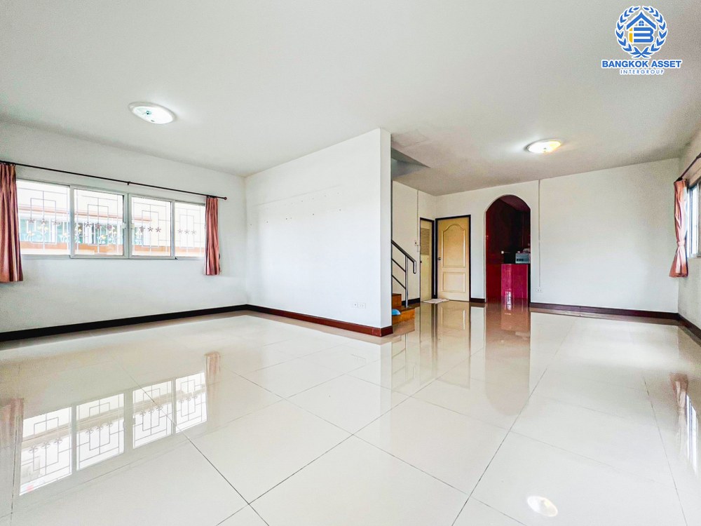 บ้านเดี่ยวมือสอง โครงการ ชื่นสุข เพชรเกษม63 เนื้อที่ 50 ตร.ว. ฟังก์ชัน 3 ห้องนอน 3 ห้องน้ำ 2 ที่จอดรถ บ้านสภาพดีพร้อมเข้าอยู่ หน้าบ้านไม่ชนใคร บนทำใกล้เมืองเดินทางสะดวก เชื่อมต่อถนนกาญจนาภิเษก ถนนกัลปพฤกษ์ ถนนจอมทอง ใกล้รถไฟฟ้าสายสีน้ำเงิน "สถานีหลักสอง" และจุดขึ้นทางด่วน "ศรีรัช"