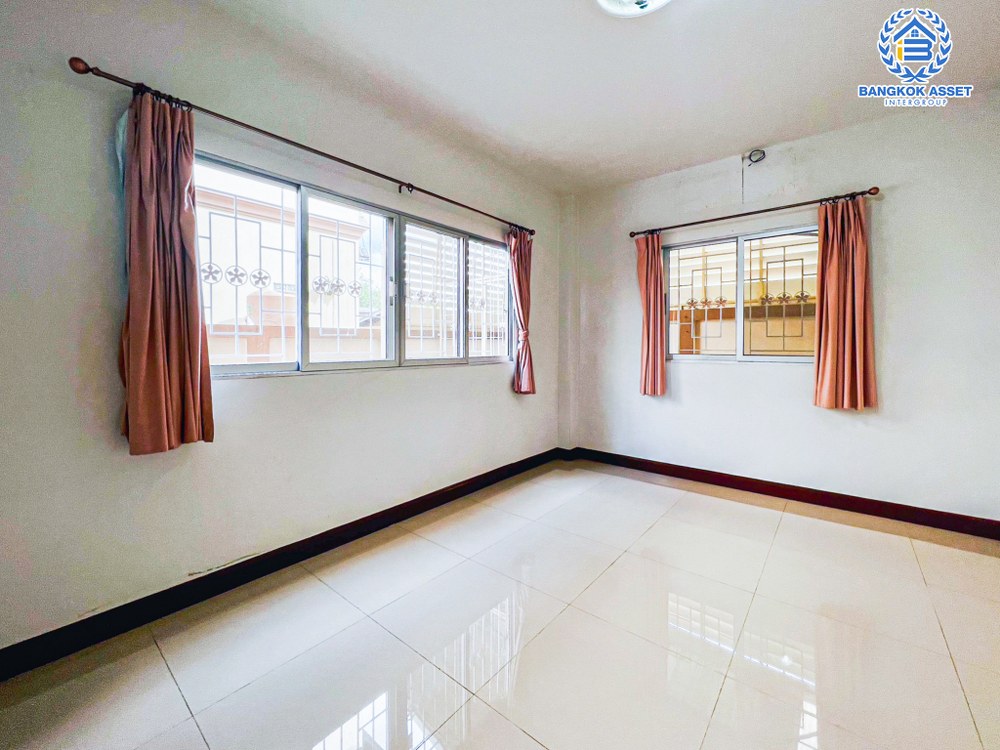 บ้านเดี่ยวมือสอง โครงการ ชื่นสุข เพชรเกษม63 เนื้อที่ 50 ตร.ว. ฟังก์ชัน 3 ห้องนอน 3 ห้องน้ำ 2 ที่จอดรถ บ้านสภาพดีพร้อมเข้าอยู่ หน้าบ้านไม่ชนใคร บนทำใกล้เมืองเดินทางสะดวก เชื่อมต่อถนนกาญจนาภิเษก ถนนกัลปพฤกษ์ ถนนจอมทอง ใกล้รถไฟฟ้าสายสีน้ำเงิน "สถานีหลักสอง" และจุดขึ้นทางด่วน "ศรีรัช"