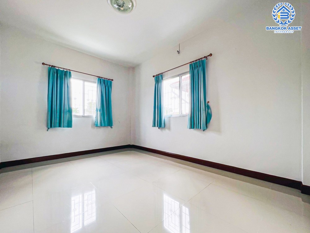 บ้านเดี่ยวมือสอง โครงการ ชื่นสุข เพชรเกษม63 เนื้อที่ 50 ตร.ว. ฟังก์ชัน 3 ห้องนอน 3 ห้องน้ำ 2 ที่จอดรถ บ้านสภาพดีพร้อมเข้าอยู่ หน้าบ้านไม่ชนใคร บนทำใกล้เมืองเดินทางสะดวก เชื่อมต่อถนนกาญจนาภิเษก ถนนกัลปพฤกษ์ ถนนจอมทอง ใกล้รถไฟฟ้าสายสีน้ำเงิน "สถานีหลักสอง" และจุดขึ้นทางด่วน "ศรีรัช"