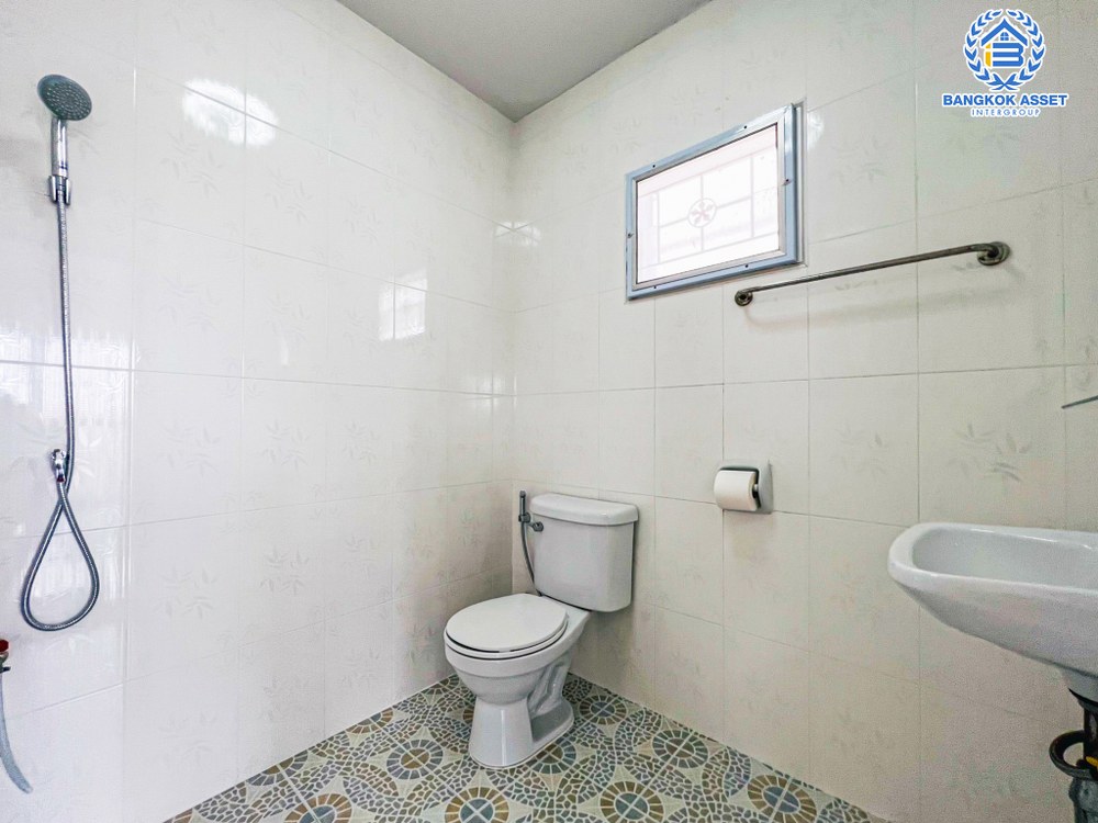 บ้านเดี่ยวมือสอง โครงการ ชื่นสุข เพชรเกษม63 เนื้อที่ 50 ตร.ว. ฟังก์ชัน 3 ห้องนอน 3 ห้องน้ำ 2 ที่จอดรถ บ้านสภาพดีพร้อมเข้าอยู่ หน้าบ้านไม่ชนใคร บนทำใกล้เมืองเดินทางสะดวก เชื่อมต่อถนนกาญจนาภิเษก ถนนกัลปพฤกษ์ ถนนจอมทอง ใกล้รถไฟฟ้าสายสีน้ำเงิน "สถานีหลักสอง" และจุดขึ้นทางด่วน "ศรีรัช"