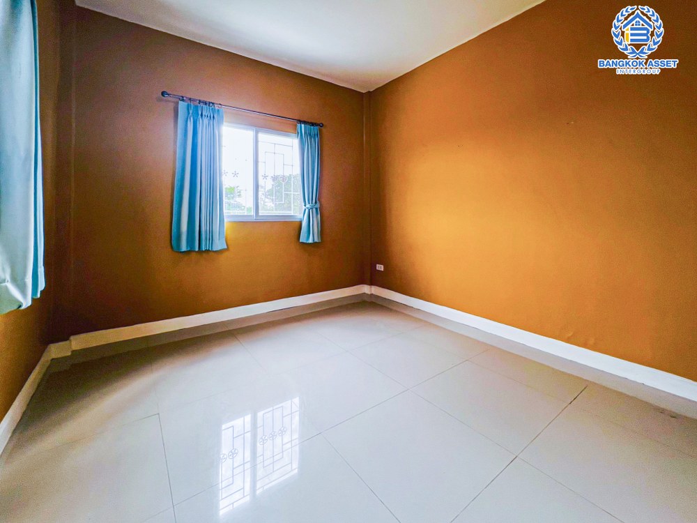 บ้านเดี่ยวมือสอง โครงการ ชื่นสุข เพชรเกษม63 เนื้อที่ 50 ตร.ว. ฟังก์ชัน 3 ห้องนอน 3 ห้องน้ำ 2 ที่จอดรถ บ้านสภาพดีพร้อมเข้าอยู่ หน้าบ้านไม่ชนใคร บนทำใกล้เมืองเดินทางสะดวก เชื่อมต่อถนนกาญจนาภิเษก ถนนกัลปพฤกษ์ ถนนจอมทอง ใกล้รถไฟฟ้าสายสีน้ำเงิน "สถานีหลักสอง" และจุดขึ้นทางด่วน "ศรีรัช"